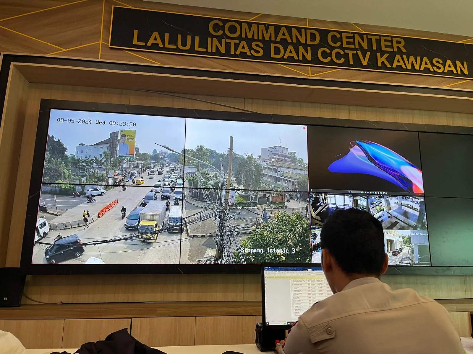 Petugas Polresta Tangerang memantau layar Command Center untuk Operasi Lilin 2024