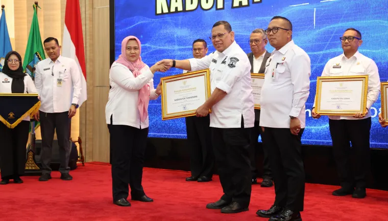 Pemerintah Kabupaten Tangerang menerima penghargaan HAM di Pendopo Gubernur Banten