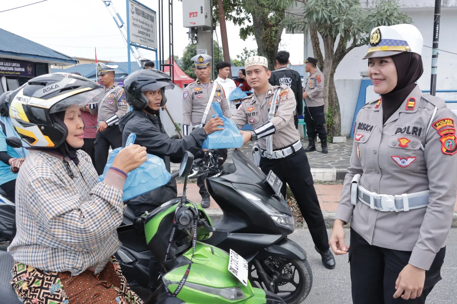 Pembagian Takjil Polres Pematangsiantar