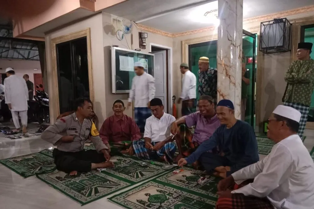 Bripka Asril Marung Bhabinkamtibmas Polsek Siantar Marihat mengamankan jalannya ibadah di Masjid Nurul Huda