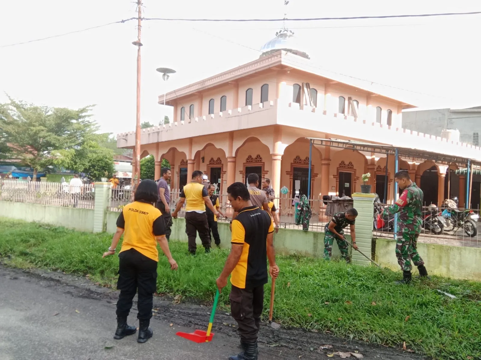 Kegiatan bersih-bersih Masjid Al Hilal oleh Polsek Siantar Utara dalam rangka menyambut Ramadhan 1446 H.