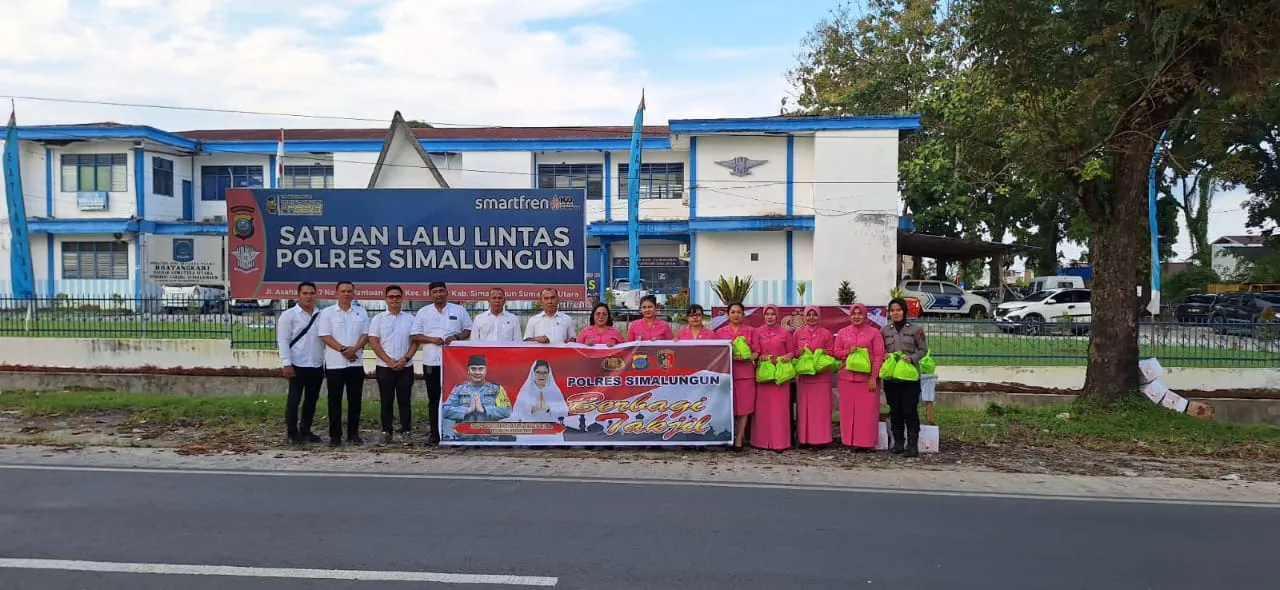 Sat Reskrim Polres Simalungun berbagi takjil kepada masyarakat sebagai wujud kepedulian sosial di bulan Ramadhan.