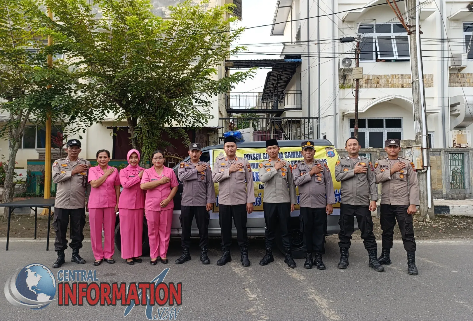 Pembagian takjil oleh Polres Sibolga kepada warga kurang mampu dan pengguna jalan di bulan Ramadhan.