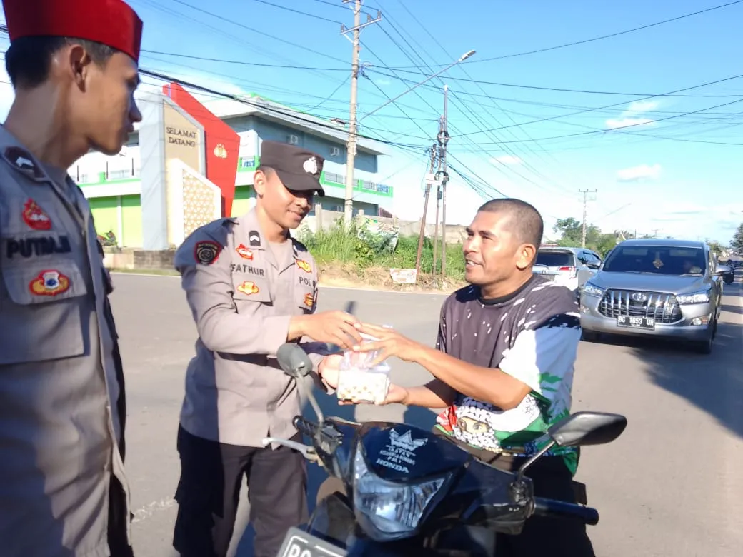 Pembagian takjil gratis oleh Polres PALI kepada pengendara di bulan Ramadan sebagai wujud kepedulian dan mempererat hubungan dengan masyarakat.