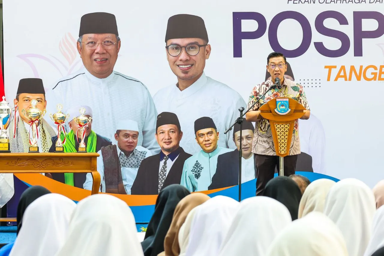 Sekda Bambang memberikan apresiasi kepada santri berprestasi di Pospekot Tangsel 2025