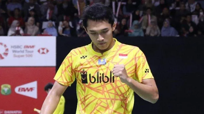 Jonatan Christie sedang bertanding bulutangkis di All England